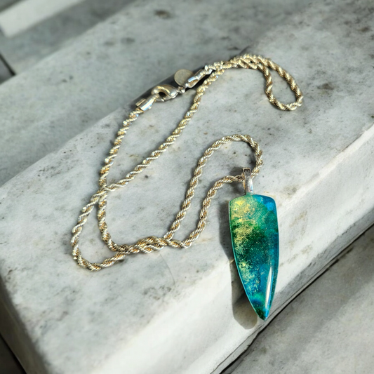 Collier en argile polymère, couleur verte

Boucles d'oreilles assorties disponibles. Longueur total 40 cm (chaîne)