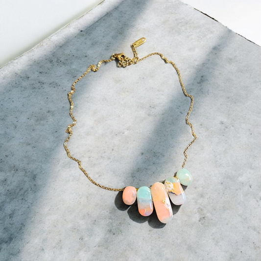 collier en argile polymère, orné d'une chaîne plaquée or 18 carats, offre un pendentif coulissant pratique et élégant. Complétez votre look avec les boucles d'oreilles et la bague bracelet assorties. Longueur de 40 cm sans la chaîne d'extension.