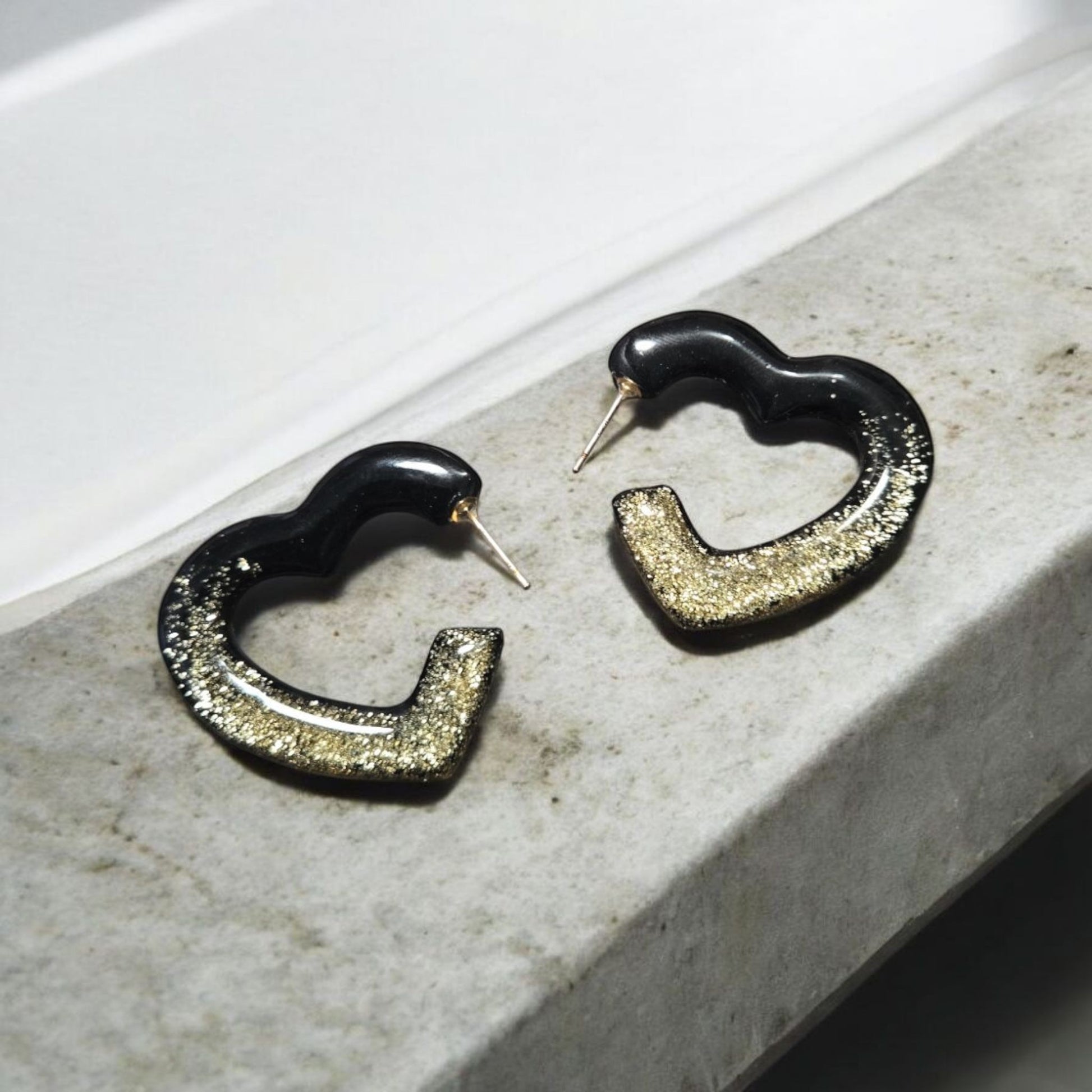 Ces boucles d'oreilles créoles en plaqué or 18 carats sont ornées d'un cœur délicat. D'une longueur totale de 3,8 cm, elles apporteront une touche d'élégance à votre tenue.