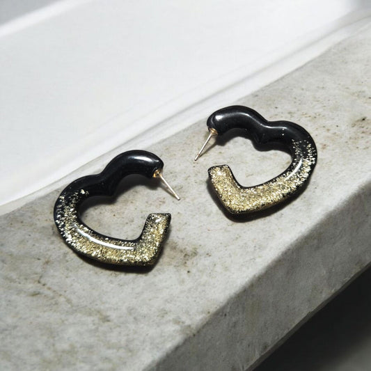 Ces boucles d'oreilles créoles en plaqué or 18 carats sont ornées d'un cœur délicat. D'une longueur totale de 3,8 cm, elles apporteront une touche d'élégance à votre tenue.