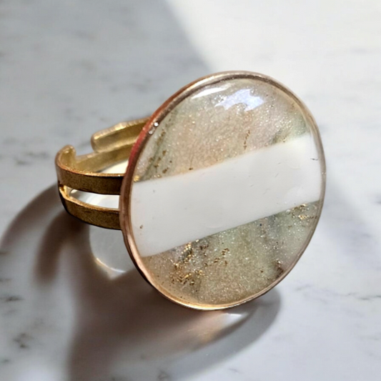 Cette bague Daphné est fabriquée en argile polymère et présente un effet pierre unique. L'anneau en acier inoxydable est réglable pour s'adapter à toutes les tailles. Complétez votre look avec les boucles d'oreilles et le bracelet assortis, disponibles en option. Diamètre de 2 cm pour un style élégant et moderne.