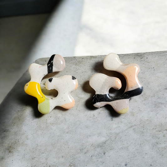 Les boucles d'oreilles Gigi sont uniques en leur genre avec leur forme originale en argile polymère. Elles mesurent 3,1 cm de longueur, ajoutant une touche d'originalité à votre look. Fabriquées avec soin, ces boucles d'oreilles sont parfaites pour toute occasion.