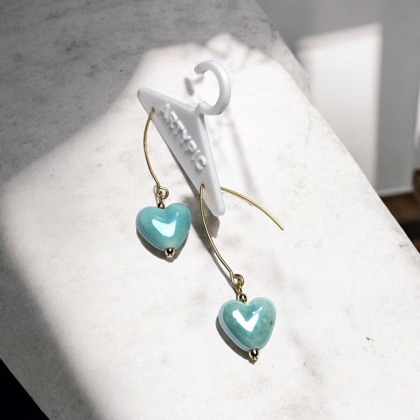 Ces boucles d'oreilles Justine bleues clair sont conçues pour ajouter une touche élégante à votre tenue. Avec leurs tiges en acier inoxydable de 5cm, elles sont non seulement durables mais aussi confortables à porter toute la journée. Faites ressortir votre style avec ces boucles d'oreilles de qualité.