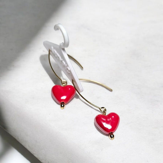 Les boucles d'oreilles Justine rouges ajoutent une touche de couleur vibrante à votre personnalité. Avec leurs tiges en acier inoxydable de 5cm.
