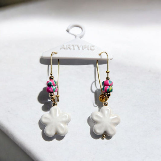 Offrez-vous un look élégant et sophistiqué avec les boucles d'oreilles Lio. Fabriquées avec des perles en céramique et plaquées or 18 carats, elles mesurent 5,5cm pour un style raffiné. Ajoutez une touche de glamour à toutes vos tenues avec ces boucles d'oreilles uniques.