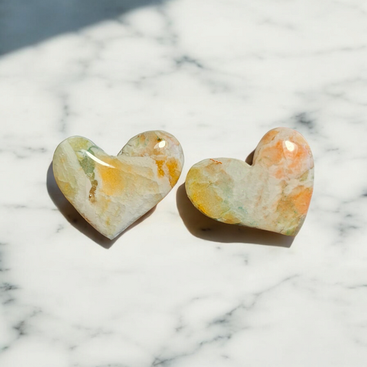 Louna est un ensemble de boucles d'oreilles en argile polymère en forme de coeur. Le choix de la forme symbolique du coeur apportera à votre look une touche d'amour et de légèreté. Les tiges en acier inoxydable garantissent une longueur totale de 1,6 cm pour un maintien optimal.