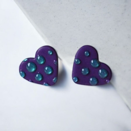 Ces Mini popy sont des boucles d'oreilles mignonnes avec une longueur totale de 1,5 cm. Les tiges sont plaquées or 18 carats, ajoutant une touche de pep's à tout look. Léger et confortable, c'est le parfait accessoire.