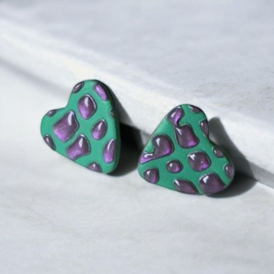 Ces Mini popy sont des boucles d'oreilles mignonnes avec une longueur totale de 1,5 cm. Les tiges sont plaquées or 18 carats, ajoutant une touche de pep's à tout look. Léger et confortable, c'est le parfait accessoire.