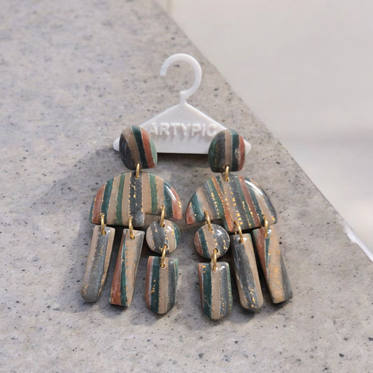 "Offrez-vous de la sophistication avec les boucles d'oreilles Nile. Leur effet légèrement transparent et leurs couleurs chaudes ajouteront une touche authentique à votre look. Avec une longueur de 6,5 cm, elles mettront en valeur votre visage. Les clous en plaqué or 18k assurent une tenue durable."