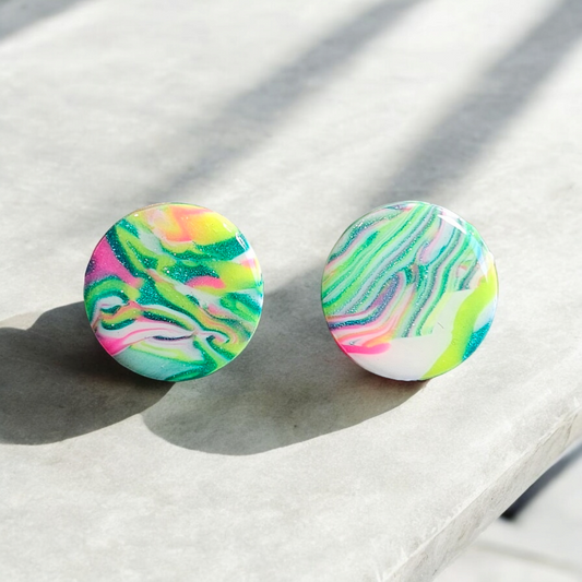 Boucles en argile polymère multicolore

Phosphorescentes à la lumière bleue. Tiges en acier inoxydable. Bague assortie disponible. Longueur total 1,9 cm