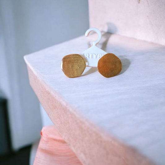 Découvrez les boucles d'oreilles Ouma en doré et cuivre de 2cm avec tiges plaquées or 18 carats. Laissez-vous séduire par leur élégance et leur qualité supérieure, pour un style unique et raffiné. Les tiges plaquées or offrent un look élégant et intemporel.
