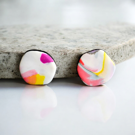Boucles d'oreilles en argile polymère, multicolores

Mates. Tiges en acier inoxydable. Longueur total 1,7 cm