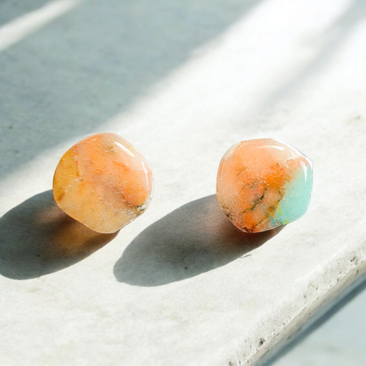 Ces boucles d'oreilles Ouma past'elle en argile polymère ont un effet pastel charmant. Les tiges en acier inoxydable les rendent durables et hypoallergéniques.