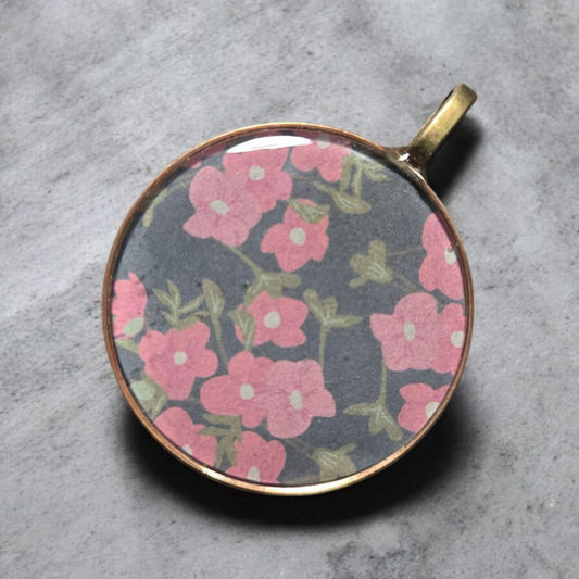 Ce superbe pendentif en laiton de 3 cm met en valeur la beauté intemporelle de la nature. Le motif de fleur délicat évoque la grâce et la délicatesse, tandis que le matériau de qualité assure une durabilité et une élégance durables. Le complément parfait à toute tenue.