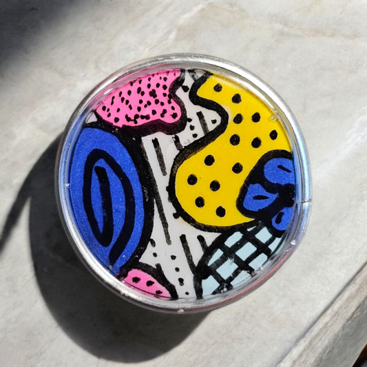 Pin's pop en argile polymère, mesurant 2,4 cm.