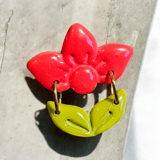 Ce pin's Tulipe en argile polymère est un choix élégant pour agrémenter votre garde-robe. Avec ses dimensions pratiques de 3,2x3 cm