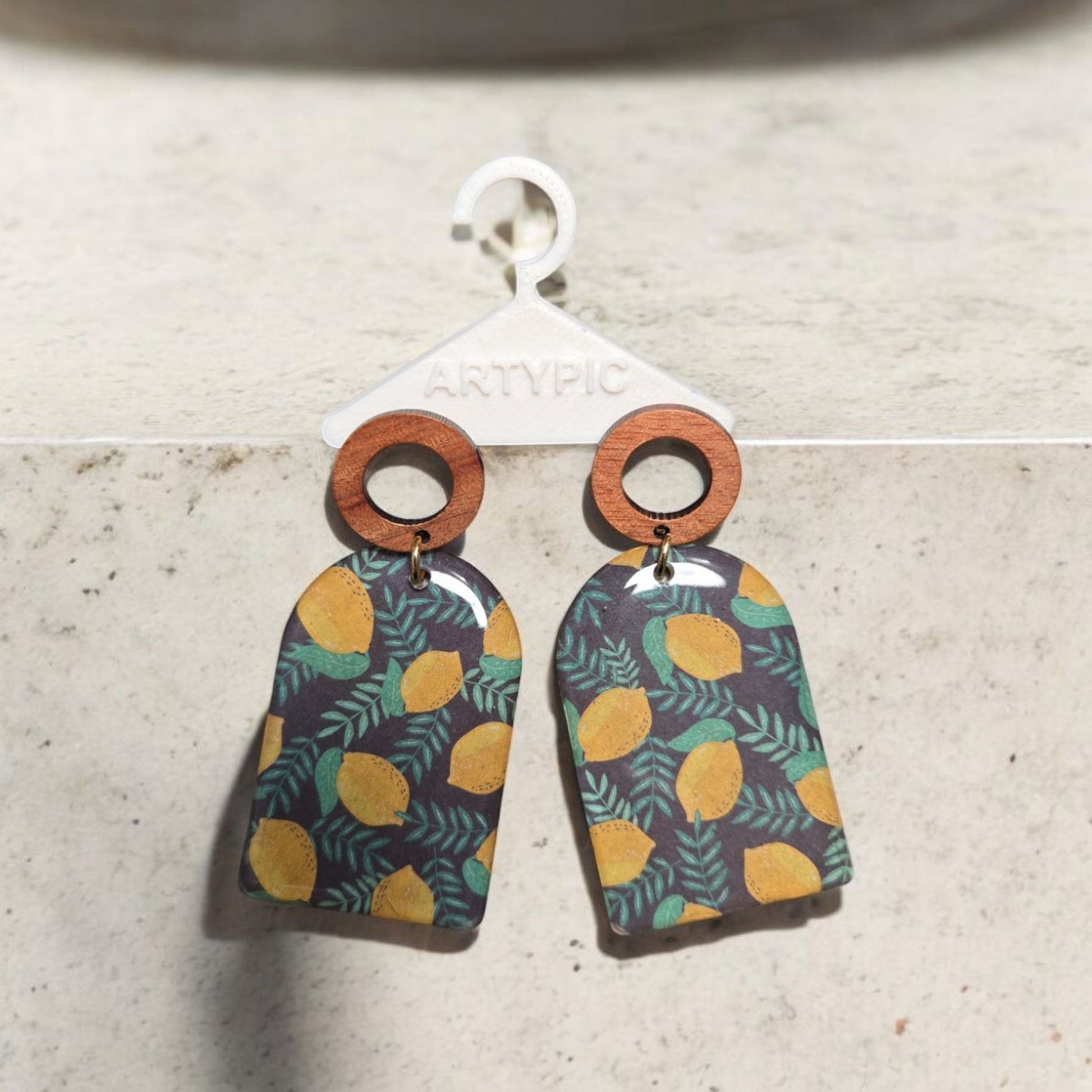 Ces boucles d'oreilles Pipa 3 en acier inoxydable mesurent 6,2 cm de longueur. Ajoutez une touche élégante et moderne à votre style avec ces boucles d'oreilles de qualité supérieure. Le matériau en acier inoxydable garantit une durabilité et un éclat durables, tandis que leur longueur parfaite les rend idéales pour être portées au quotidien.