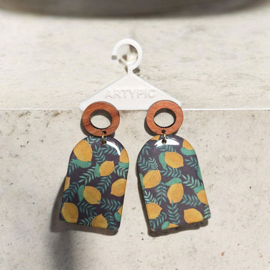 Ces boucles d'oreilles Pipa 3 en acier inoxydable mesurent 6,2 cm de longueur. Ajoutez une touche élégante et moderne à votre style avec ces boucles d'oreilles de qualité supérieure. Le matériau en acier inoxydable garantit une durabilité et un éclat durables, tandis que leur longueur parfaite les rend idéales pour être portées au quotidien.