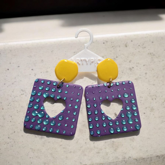 Découvrez notre modèle Popy, mesurant 5,9 cm de longueur, aux couleurs acidulées et au design original. Tiges en plaqué ou 18 carats, ces boucles apporteront une touche d'originalité à toutes vos tenues. Offrez-vous un style unique avec Popy.