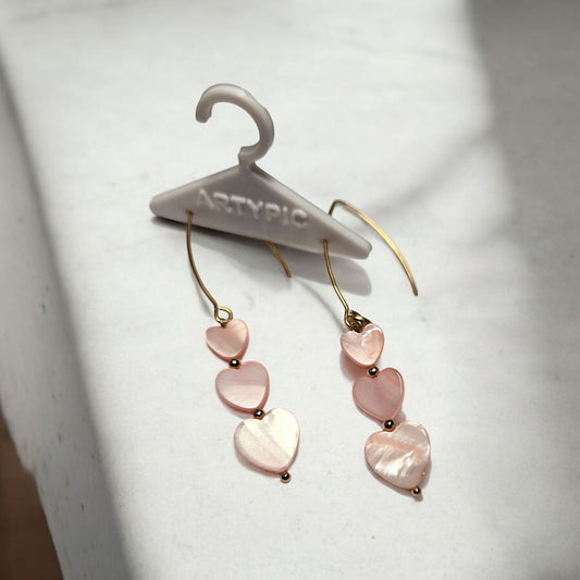 Les boucles d'oreilles Rosalie sont uniques grâce à leurs perles en nacre naturelles. Elles mesurent 6,5 centimètres et sont montées sur des tiges plaquées en or 18 carats, pour une touche de luxe. Ajoutez une élégance intemporelle à votre tenue avec Rosalie.