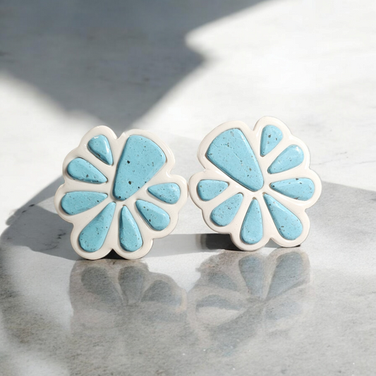 Ces boucles d'oreilles turquoise en argile polymère sont un choix élégant pour ajouter une touche de couleur à n'importe quelle tenue. Avec leurs 4,5 cm de longueur et leurs tiges en or 18 carats