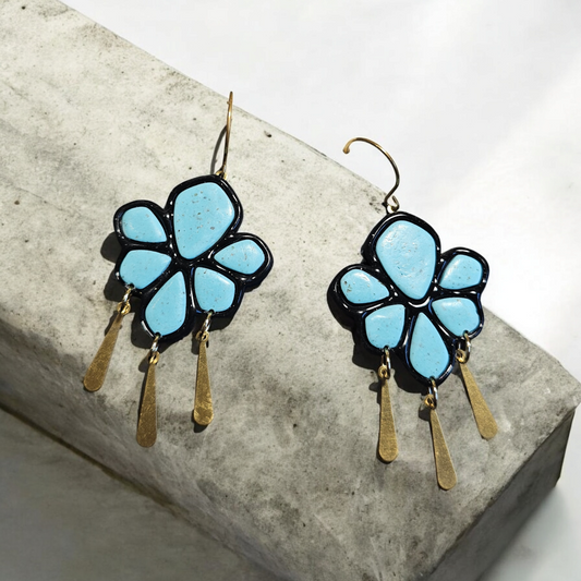 Ces boucles d'oreilles Siena en argile polymère bleu ciel avec encadrement noir et tiges dorées sont légères et modernes. 