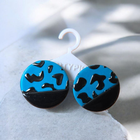 Découvrez les boucles d'oreilles Sixtines Bleues, des bijoux élégants et uniques. Avec un design en canard bleu de 3,2cm, ces boucles d'oreilles sont parfaites pour ajouter une touche de couleur à votre tenue. Les tiges plaquées en or 18 carats ajoutent une touche de luxe et de classe.