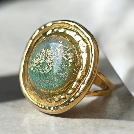 La bague Tania, avec sa structure plaquée or 24 carats et d'une largeur de 3cm, apporte une touche d'élégance et de raffinement à toutes vos tenues. Son design intemporel et sa qualité supérieure en font un accessoire incontournable pour les amateurs de bijoux sophistiqués. Offrez-vous l'élégance avec Tania.