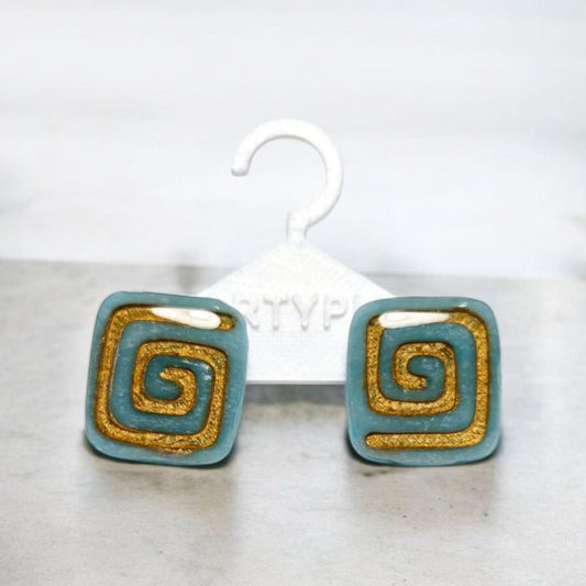 Les Tao sont des boucles d'oreilles en bleu et cuivre, avec des clous plaqués en or 18 carats de 2 cm de long. Offrez-vous une touche élégante et raffinée grâce à ces boucles d'oreilles luxueuses qui ne manqueront pas de compléter votre look avec style. Chaque détail de ces boucles d'oreilles est soigneusement conçu pour vous offrir un accessoire de qualité supérieure.