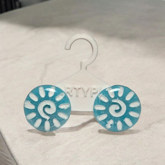 Profitez d'un style sophistiqué avec le Tao 2. Avec des clous plaqués or 18 carats et une taille de 2cm, ce bijou ajoute une touche élégante à n'importe quelle tenue. Idéal pour une soirée spéciale ou pour un look raffiné au quotidien.