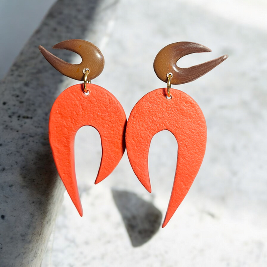 Découvrez nos boucles d'oreilles en argile polymère avec un élégant effet cuir ! Les anneaux et tiges en plaqué or 18 carats