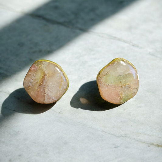 Boucles d'oreille en argile polymère, ces boucles d'oreille effet pierre, les tiges sont plaquées en or 18 carats avec une longueur totale de 1,7 cm. Toujours en style et tendance, ces boucles d'oreille sont un excellent ajout à toute collection de bijoux.