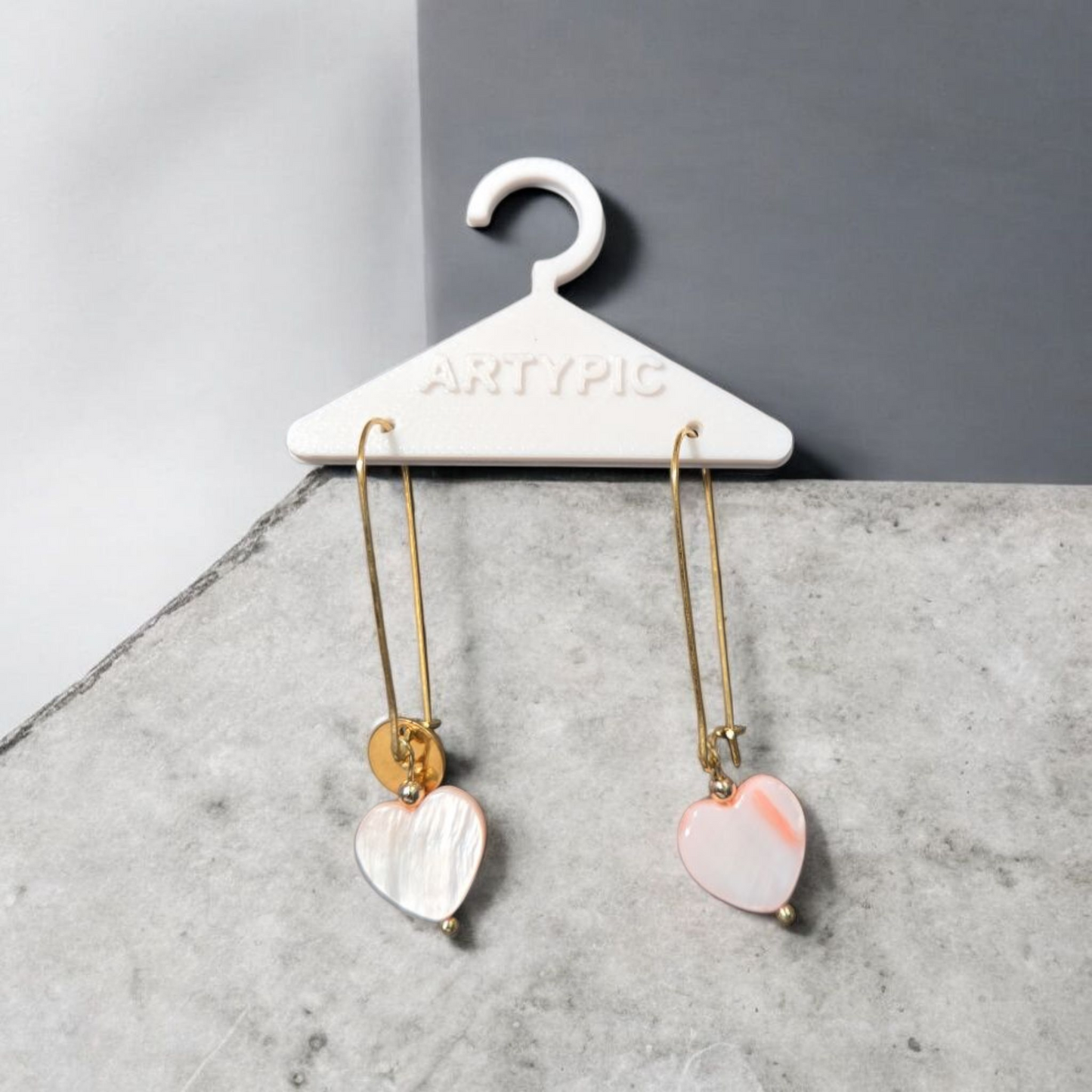 Découvrez Rosalie, nos boucles d'oreilles élégantes. Les perles en nacre rose délicates ajoutent une touche de glamour à toute tenue. Avec une longueur totale de 5cm et des crochets en plaqué or 18k, ces boucles d'oreilles vous assurent un look élégant et raffiné. Un accessoire indispensable pour toute fashionista.