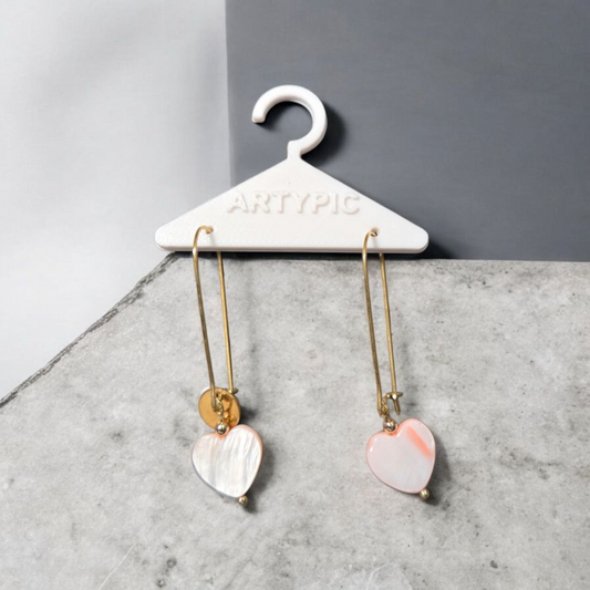 Découvrez Rosalie, nos boucles d'oreilles élégantes. Les perles en nacre rose délicates ajoutent une touche de glamour à toute tenue. Avec une longueur totale de 5cm et des crochets en plaqué or 18k, ces boucles d'oreilles vous assurent un look élégant et raffiné. Un accessoire indispensable pour toute fashionista.