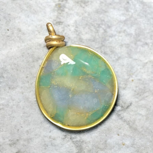Ce pendentif Bastille présente un effet de pierre magnifique qui ajoutera une touche de sophistication à votre tenue. Fabriqué avec soin, ce bijou est non seulement élégant mais aussi durable. Ajoutez un peu de style à votre look avec ce magnifique pendentif.