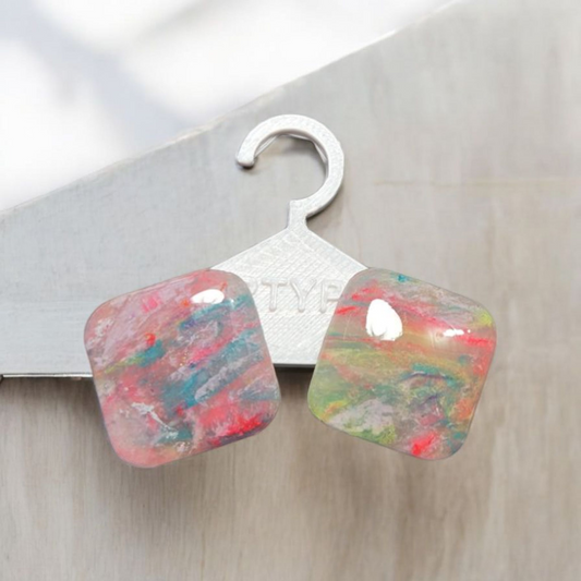 Ces boucles d'oreilles Clo sont le choix parfait pour ajouter une touche de couleur à votre tenue. Leur phosphorescence à la lumière bleue les rend encore plus uniques et envoûtantes. Leur design simple et élégant convient à toutes les occasions. Fabriquées avec des couleurs douces pour une touche de subtilité.