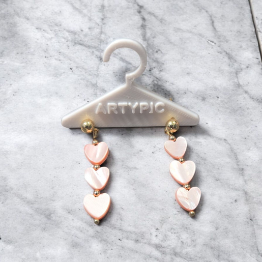 Les perles en nacre rose et les clous en plaqué or 18k de Rosalie apporteront une touche de délicatesse et d'élégance à vos tenues. Avec une longueur totale de 3,8 cm, ces boucles d'oreilles sont parfaites pour toutes les occasions. Ajoutez cette pièce intemporelle à votre collection de bijoux dès aujourd'hui.