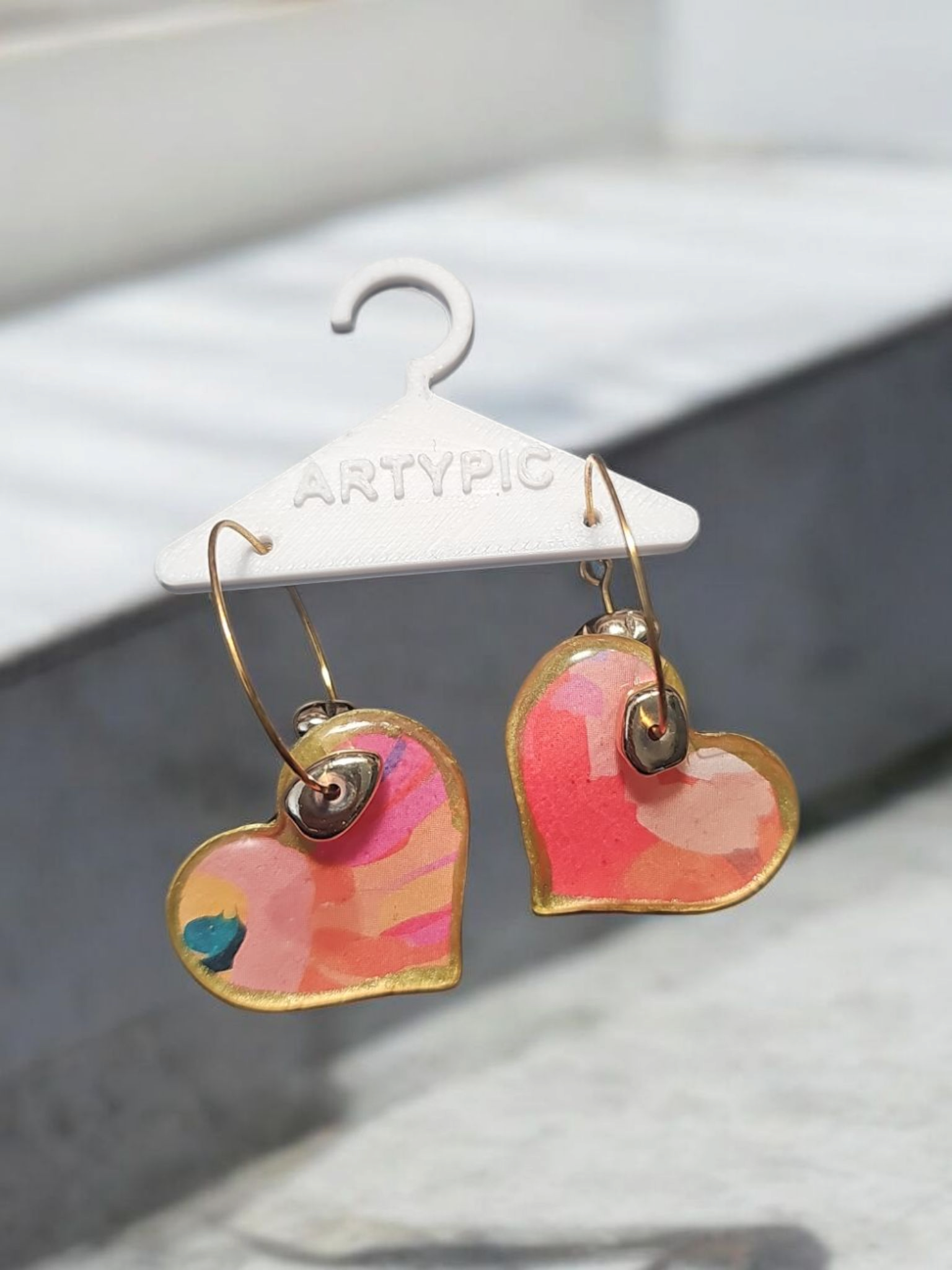 C'est le choix parfait pour les personnes à la recherche de bijoux durables et polyvalents. Avec ses anneaux en acier inoxydable et ses coeurs réversibles, il offre deux fois plus de look pour compléter toutes vos tenues. Ajoutez une touche d'élégance et de modernité à votre style avec le Cœur Cœur.