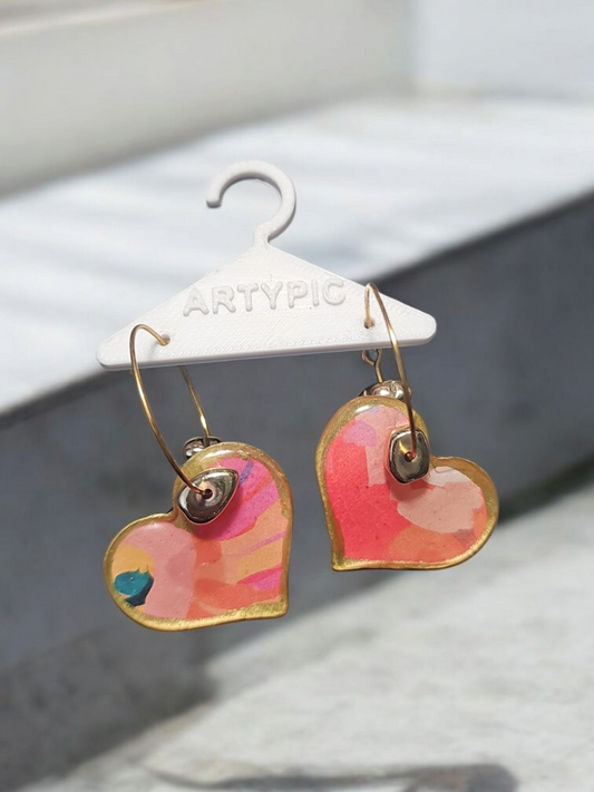 C'est le choix parfait pour les personnes à la recherche de bijoux durables et polyvalents. Avec ses anneaux en acier inoxydable et ses coeurs réversibles, il offre deux fois plus de look pour compléter toutes vos tenues. Ajoutez une touche d'élégance et de modernité à votre style avec le Cœur Cœur.